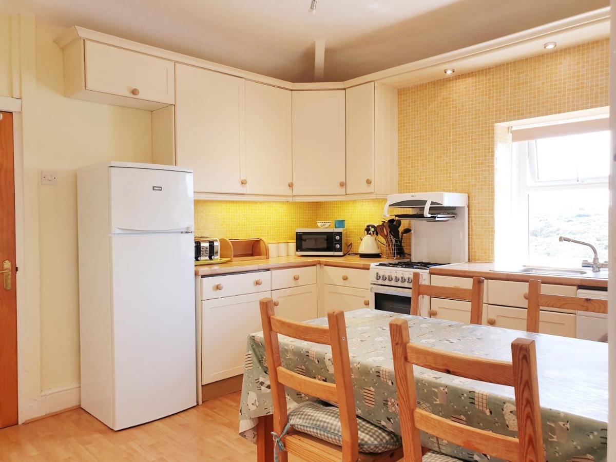Bryn Gors-3 Bed-First Floor Apt- Yards From Beach Trearddur Exteriör bild